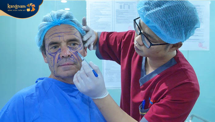 Bác sĩ vẽ phác thảo