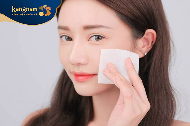 Làm sạch vùng da vừa mới nặn mụn