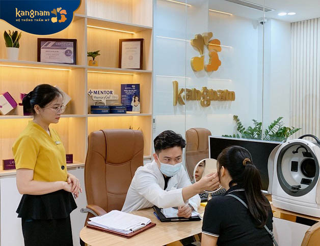 Bác sĩ đang trực tiếp thăm khám, tư vấn dịch vụ cho khách hàng