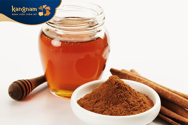 Dùng bột quế, mật ong trị mụn cám ở lưng