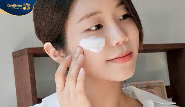 Thoa kem chống nắng bảo vệ da trước khi ra ngoài