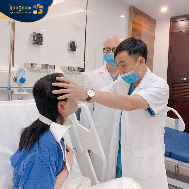 Bác sĩ hướng dẫn cách chăm sóc sau khi phẫu thuật hàm mặt cho khách hàng