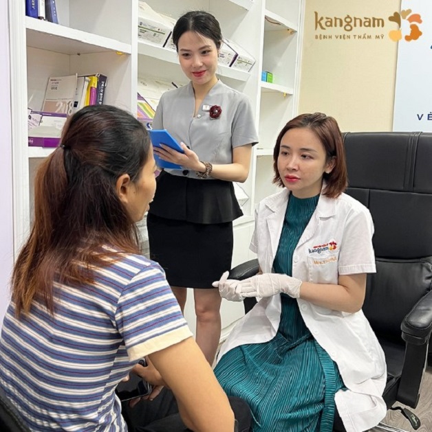 Khách hàng được thăm khám với bác sĩ chuyên khoa