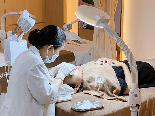 Viện thẩm mỹ Kangnam là địa chỉ hàng đầu về trị mụn bọc ở cổ bằng công nghệ cao