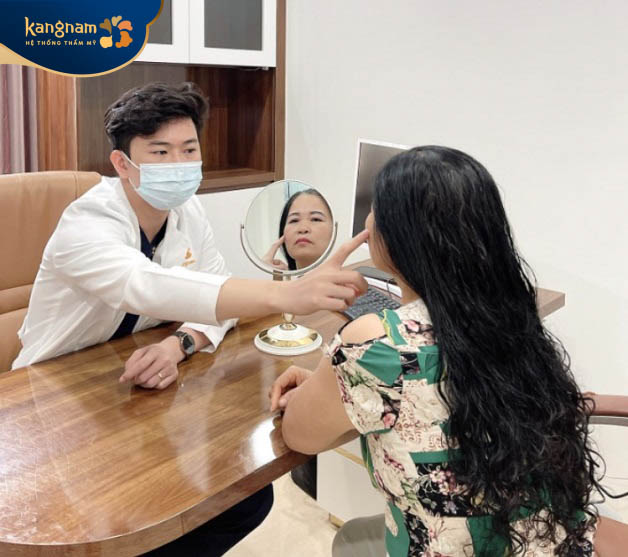 Bác sĩ thăm khám, tư vấn kỹ càng cho khách hàng trước khi làm dịch vụ