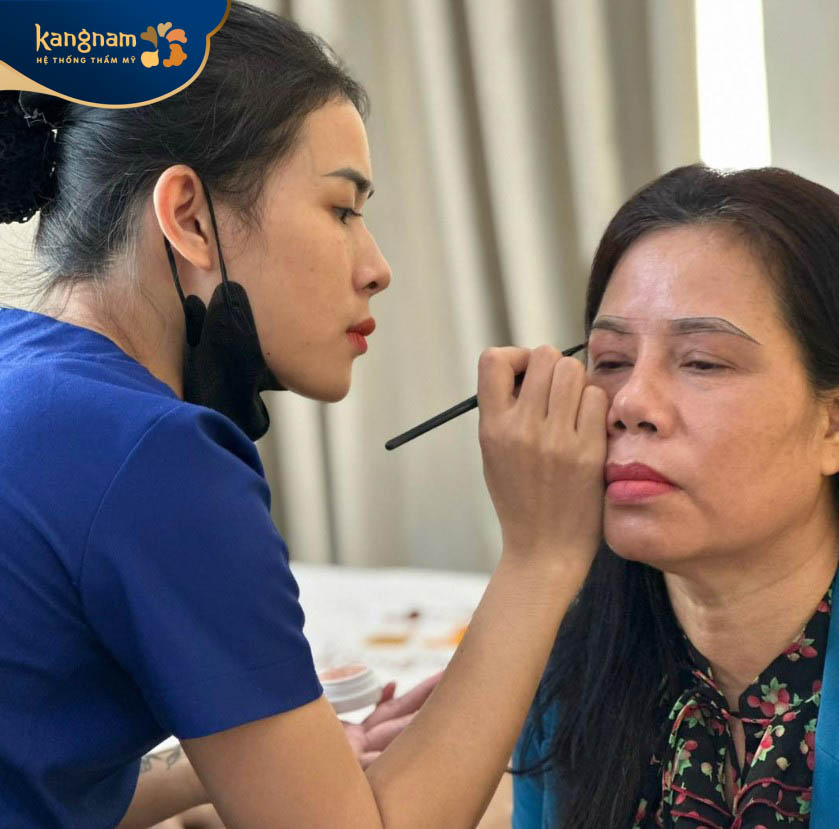 Kỹ thuật viên đo vẽ, thiết kế dáng lông mày cho khách hàng
