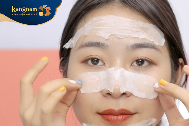 Dùng miếng dán lột mụn đầu đen