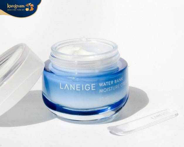 Sử dụng kem dưỡng để chăm sóc da