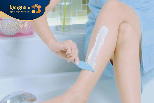 Dùng kem tẩy lông chân có chứa hóa chất để phân hủy cấu trúc của lông