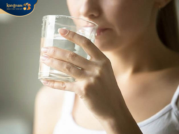 Mỗi ngày bạn nên bổ sung ít nhất 2 lít nước