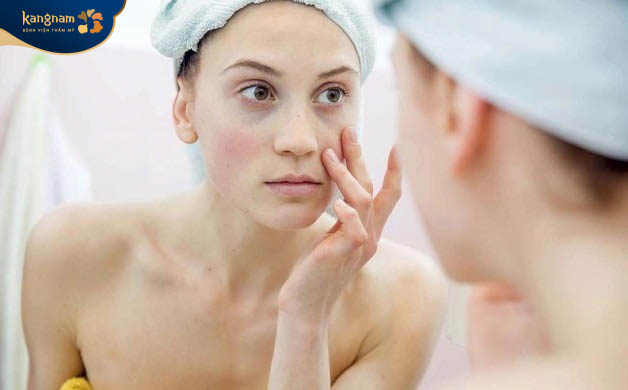 Việc chăm sóc da không đúng cách khiến da bị đổ dầu nhiều, gây nên mụn