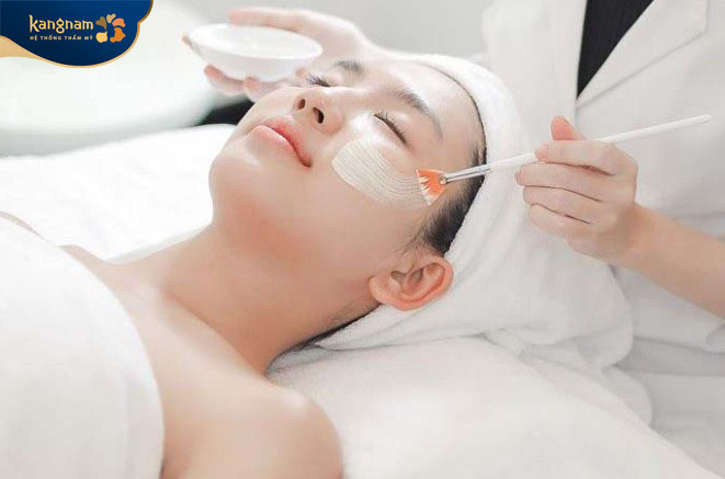 Peel hóa học kích thích nhân mụn trồi lên để loại bỏ mụn dễ dàng hơn