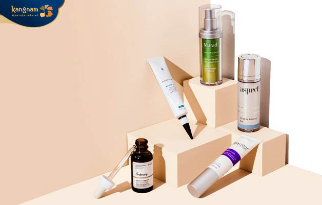 Sử dụng những sản phẩm chứa retinoids hoặc tretinoin