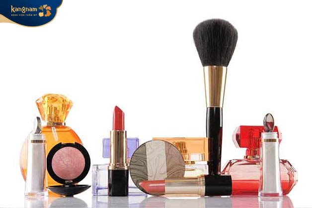 Sử dụng mỹ phẩm không chất lượng cũng khiến da bị tổn thương