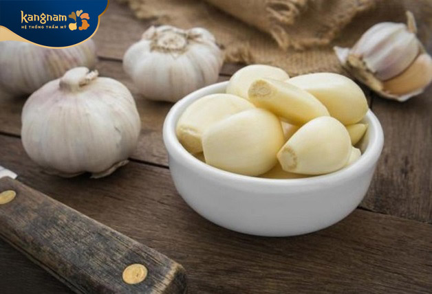 Dùng tỏi để trị mụn thịt quanh mắt được xem là giải pháp an toàn, hiệu quả