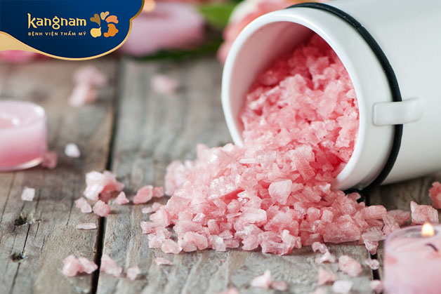 Dùng muối hạt chữa mụn đầu đen mọc ở lưng