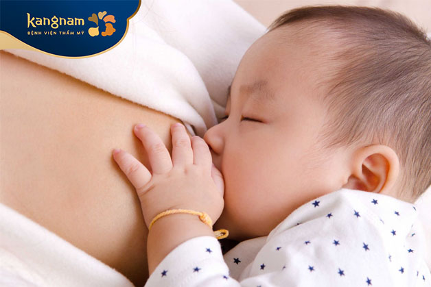 Nâng ngực có thể cho con bú bình thường