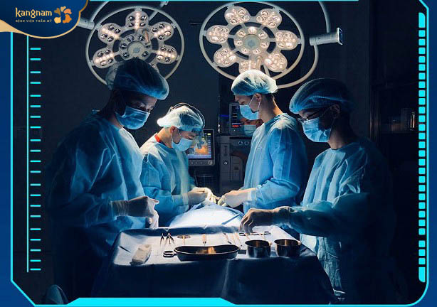 Tiến hành phẫu thuật nâng ngực trong phòng vô khuẩn