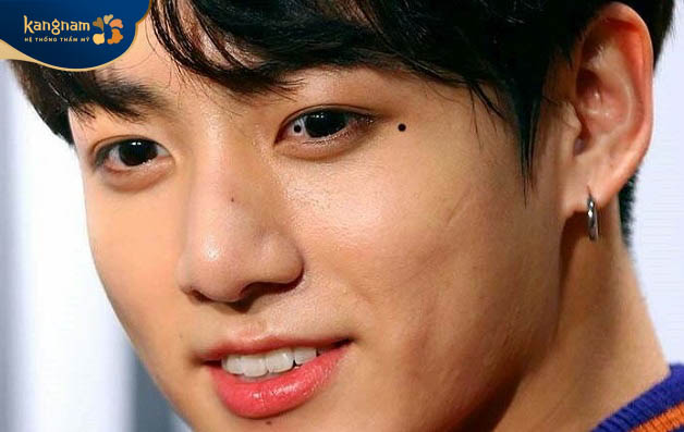 Theo nhân tướng học, nốt ruồi ở mắt phải nam giới đại diện cho cung thê thiếp