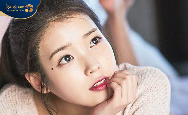 Phụ nữ có nốt ruồi đuôi mắt trái là người ít nói, nhưng lại vô cùng cuốn hút