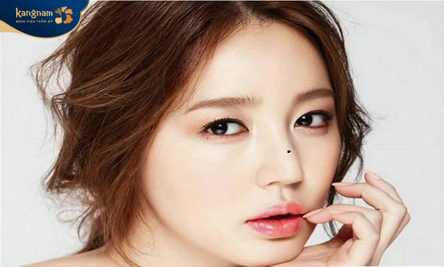 Nữ giới có nốt ruồi sống mũi thường hiền lành, dễ mến