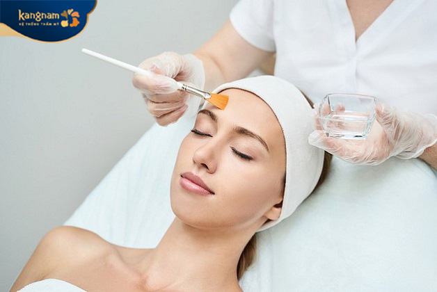 Peel da là gì? Peel da hóa học là phương pháp chăm sóc da bằng cách sử dụng các hoạt chất hóa học