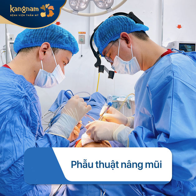 Bác sĩ tiến hành phẫu thuật, cấy ghép sụn mũi