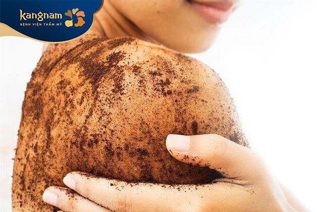 Tẩy da chết thường xuyên trị mụn lưng