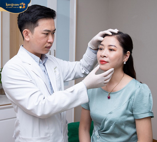 Bác sĩ thăm khám cho khách hàng trước khi tiêm filler