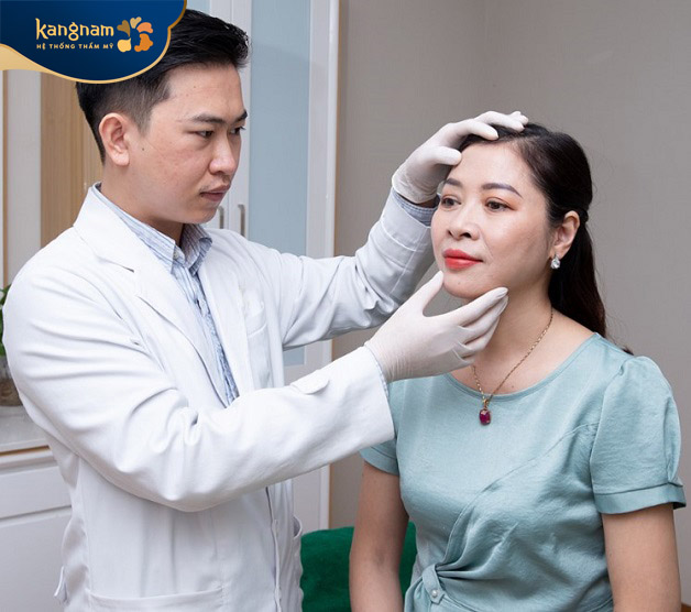 Khách hàng được bác sĩ thăm khám kỹ càng trước khi tiêm