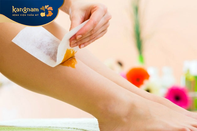 Wax lông chân là một phương pháp triệt lông tạm thời