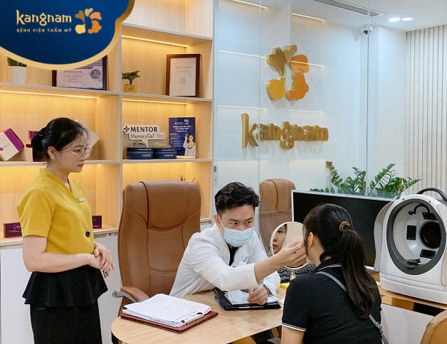 Đội ngũ bác sĩ da liễu trực tiếp thăm khám và điều trị cho khách hàng