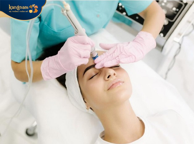 chi phí dịch vụ hút mụn đầu đen sẽ chịu ảnh hưởng trực tiếp bởi trình độ của các chuyên gia thực hiện dịch vụ