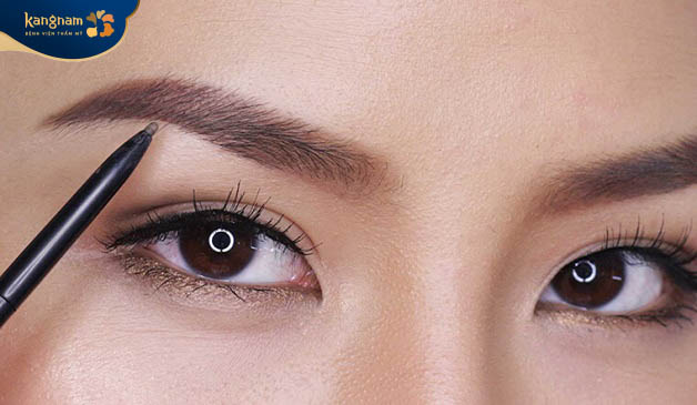 Kẻ chân mày hàng ngày để tạo dáng lông mày