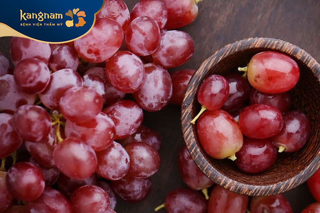 Các loại vitamin B1, B2, B4, B5, C, K trong nho tốt cho da