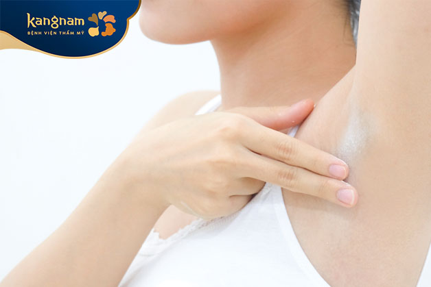 Tẩy da chết vùng nách thường xuyên