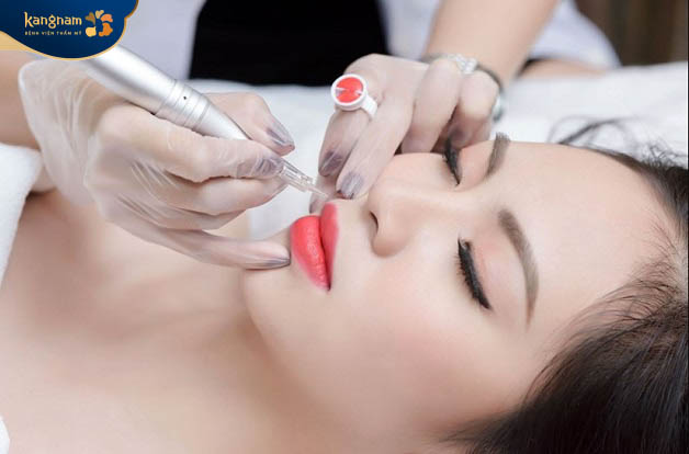 Tiến hành phun môi chuẩn y khoa