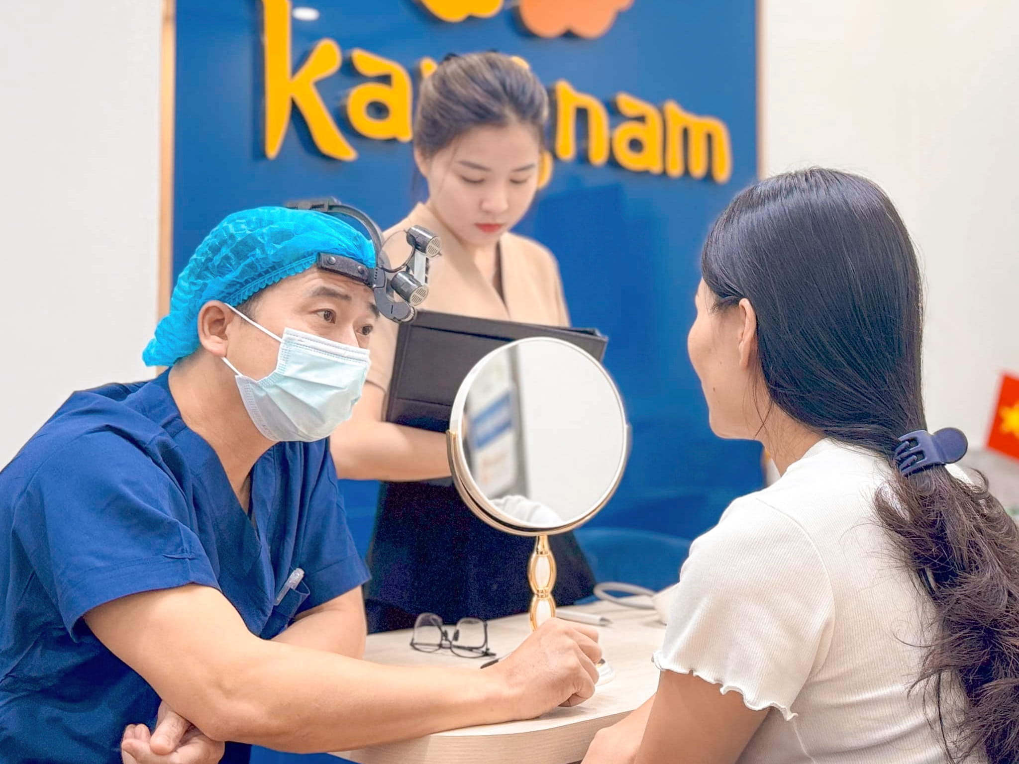 bác sĩ Kangnam đang tư vấn cho khách hàng
