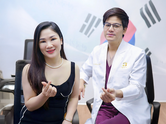 Bác sĩ Nguyễn Văn Huyên (Dr. Henry Nguyễn) chụp ảnh cùng khách hàng tái khám cắt mí