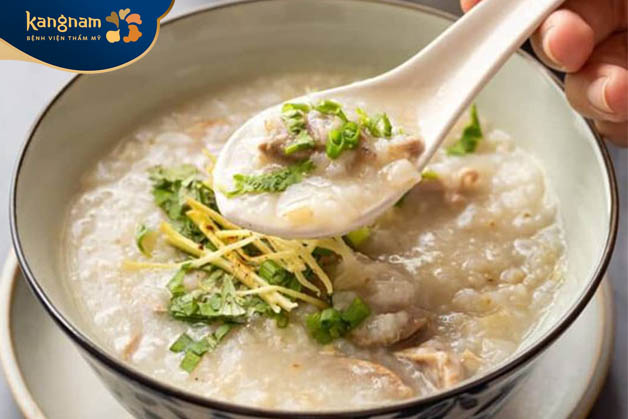 Ăn thực phẩm mềm sau khi phun môi