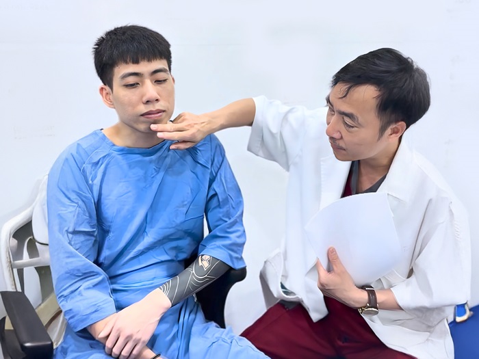 Bác sĩ Kangnam thăm khám và tư vấn cho khách hàng