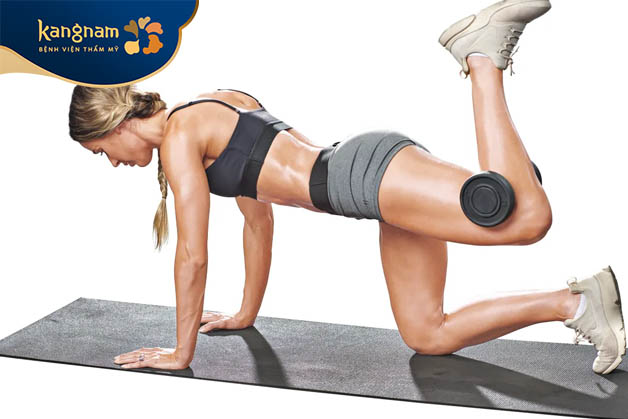 Tập Glute Kickback, hay còn gọi là đá mông