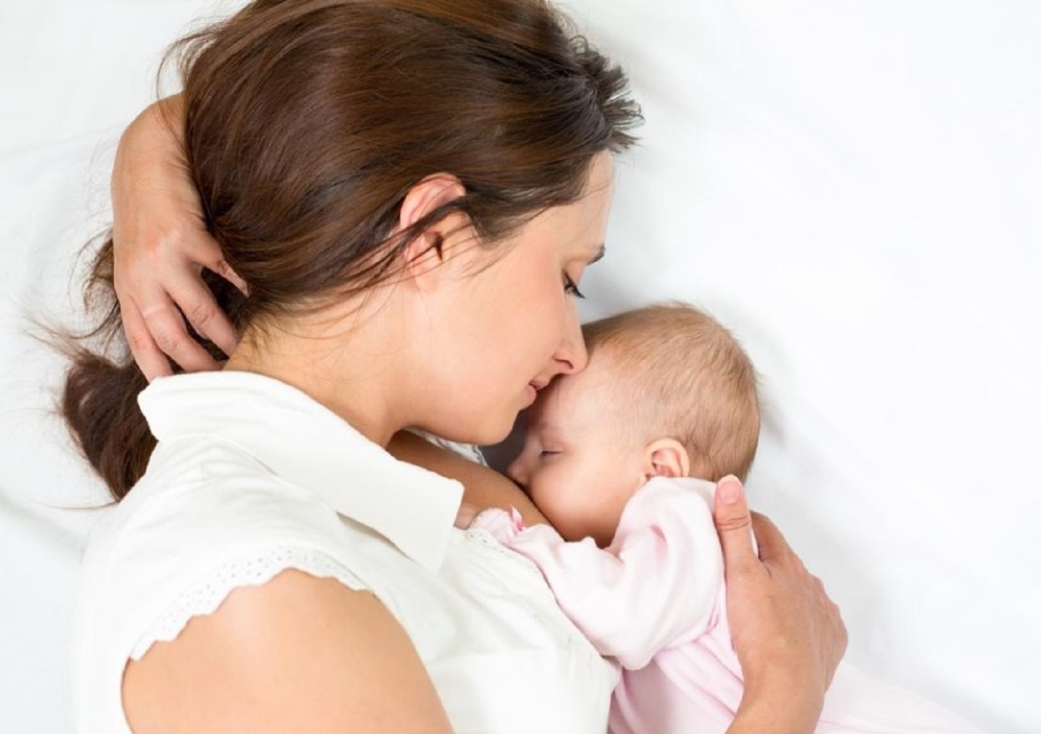 Phụ nữ đang cho con bú không nên cắt mí