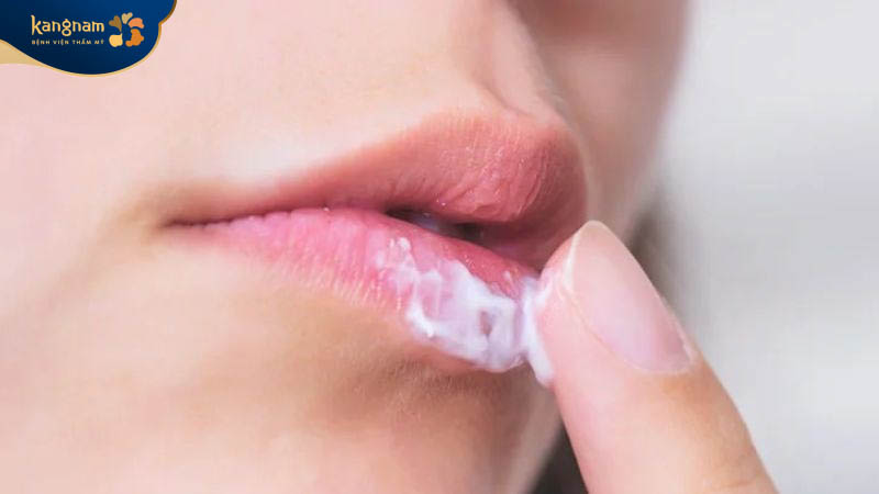 Thoa dưỡng môi theo chỉ dẫn