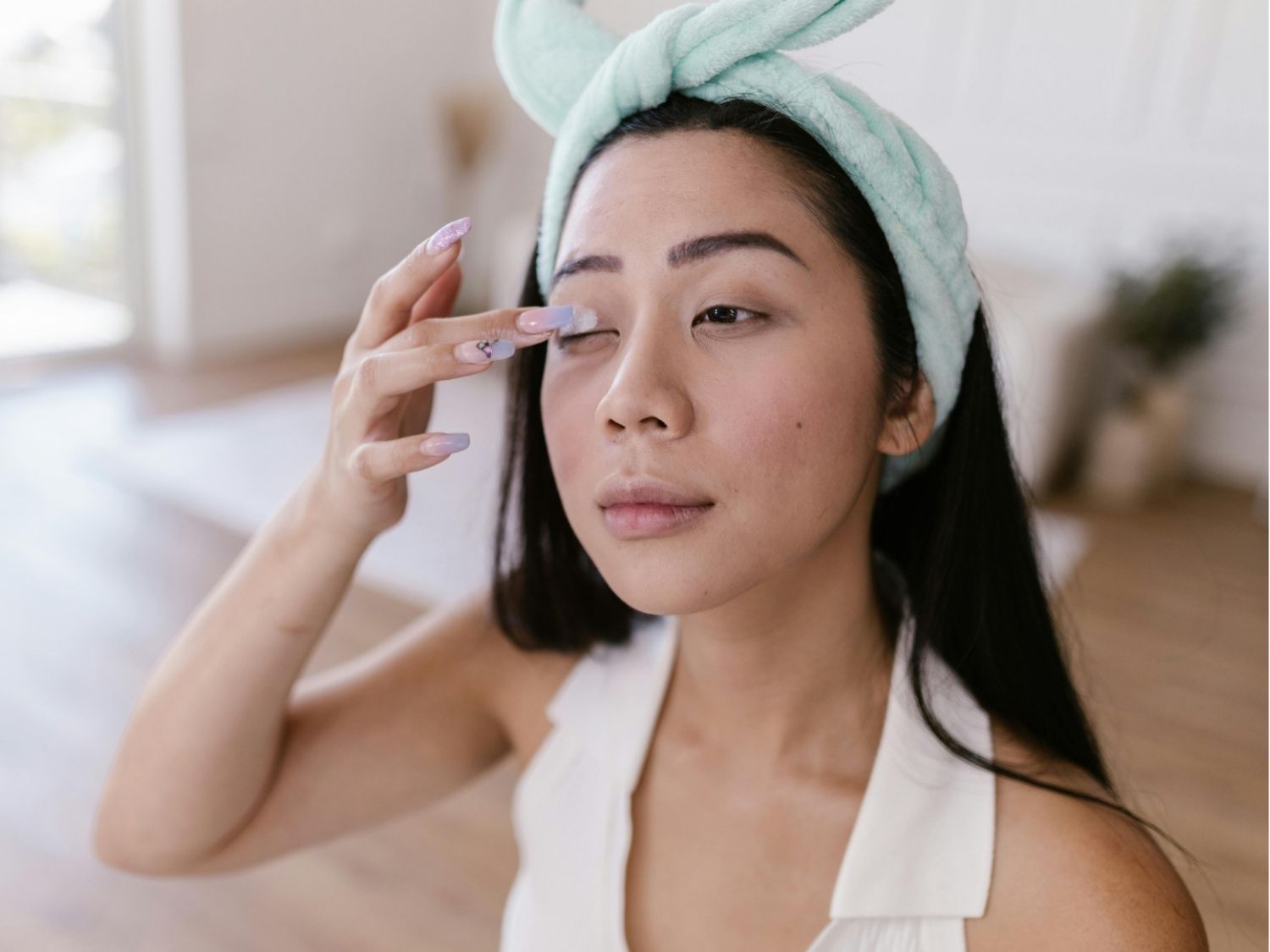 Mẹo massage chữa mắt sụp mí