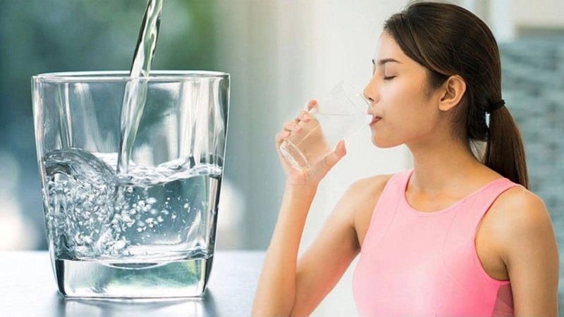 Uống đủ nước sẽ giúp tăng cường quá trình trao đổi chất