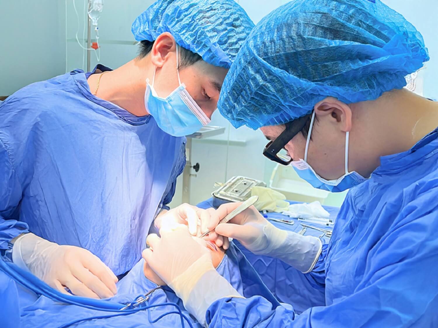 Bác sĩ cắt mí đúng kỹ thuật, đảm bảo an toàn cho khách hàng