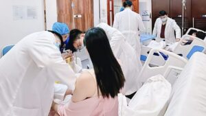 Hướng dẫn chăm sóc sau nâng ngực: Cách hồi phục nhanh & An toàn 2026