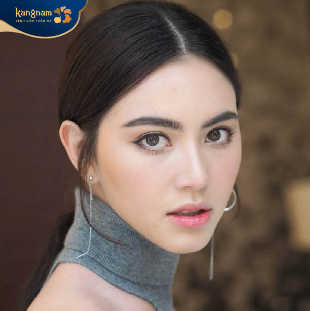 Lông mày cánh cung có phần đầu đậm nét, đuôi cong và sắc