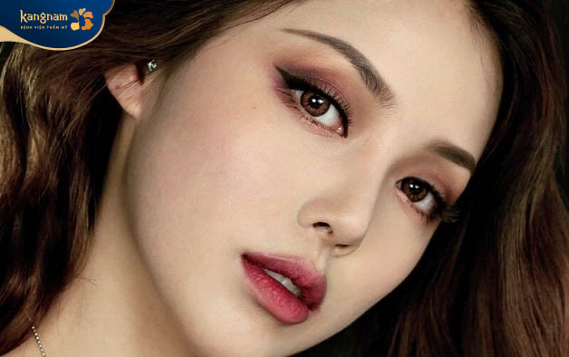 Dáng lông mày dài qua mắt